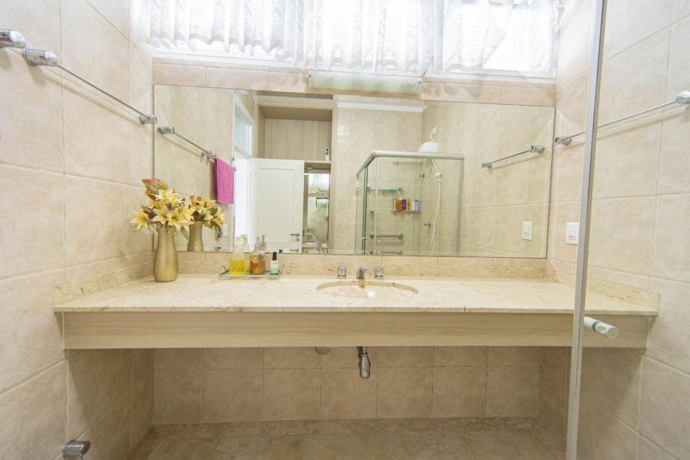 Casa Pet Friendly com 3 su tes a 200m da Praia