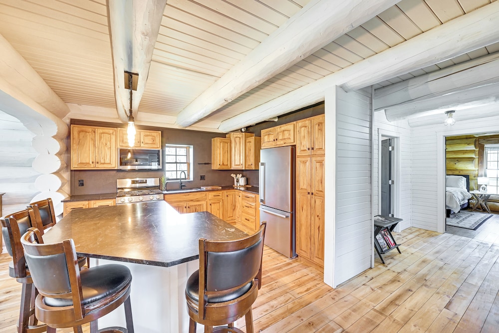 4 Mi to Dtwn: Spacious Family Cabin in Jonesville!