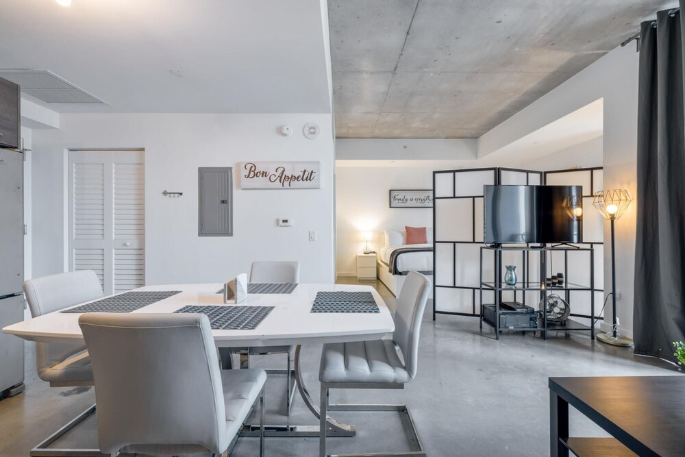 Cozy Downtown Pad- Luxe Rooftop Pool gym and More