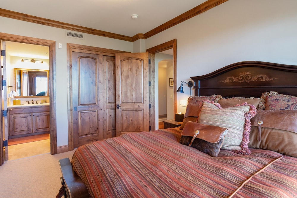 Grand Lodge - Three Bedroom #301 - Ski-in/ski-out 3 Condo