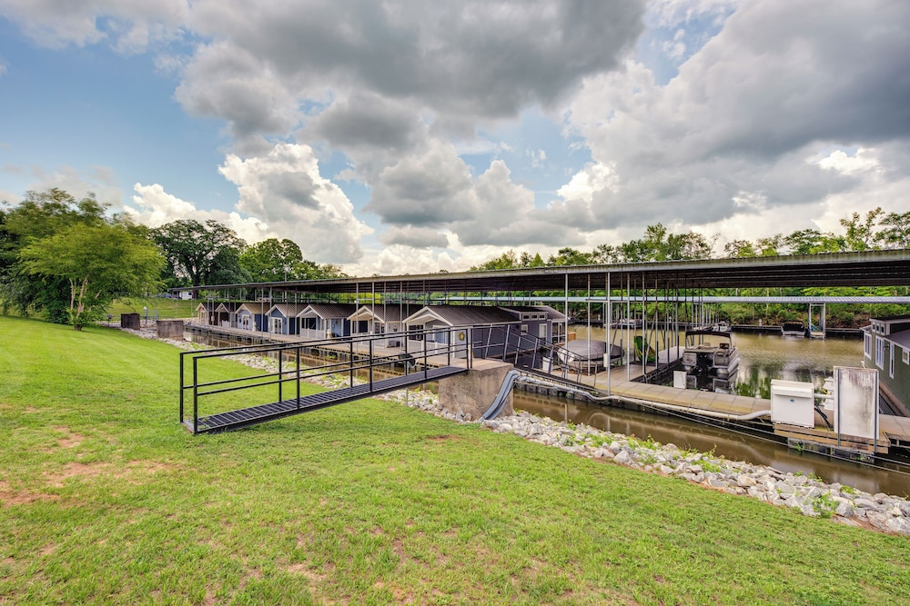 Modern Houseboat on Flint River w/ Dock!