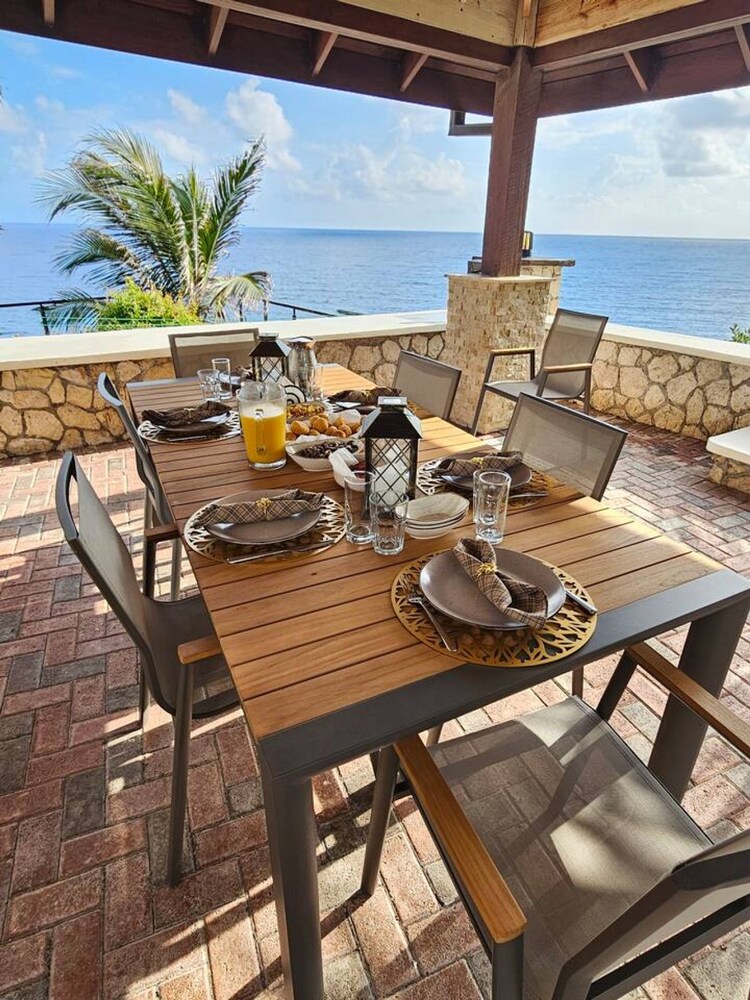 Luxury Oceanfront Villa in Tower Isle