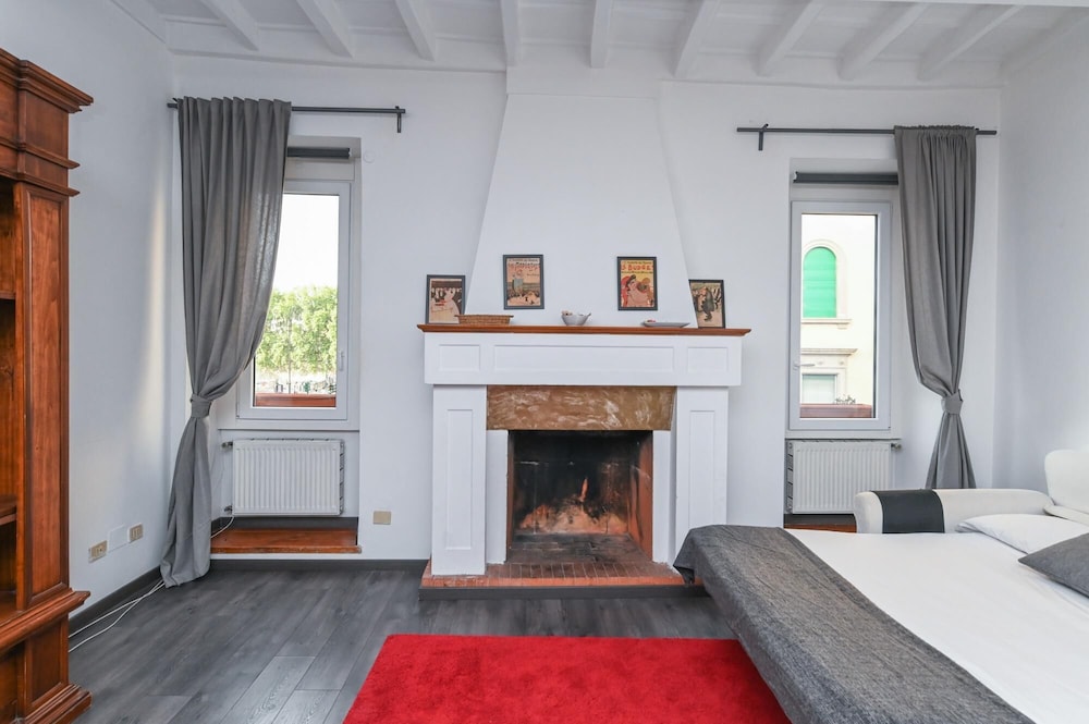 Gorgeous Trastevere Loft On The River