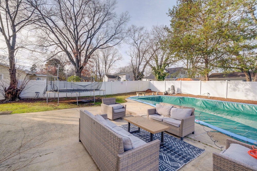 Commute to Alexandria & DC: Home w/ Shared Yard