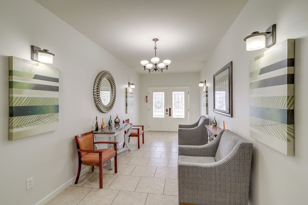 Pool Table & Patio w/ Bar: Spacious Houston Gem!