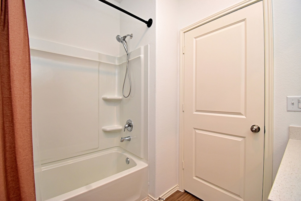 Long-term Stays Family-friendly Communal Pool! - Image 4