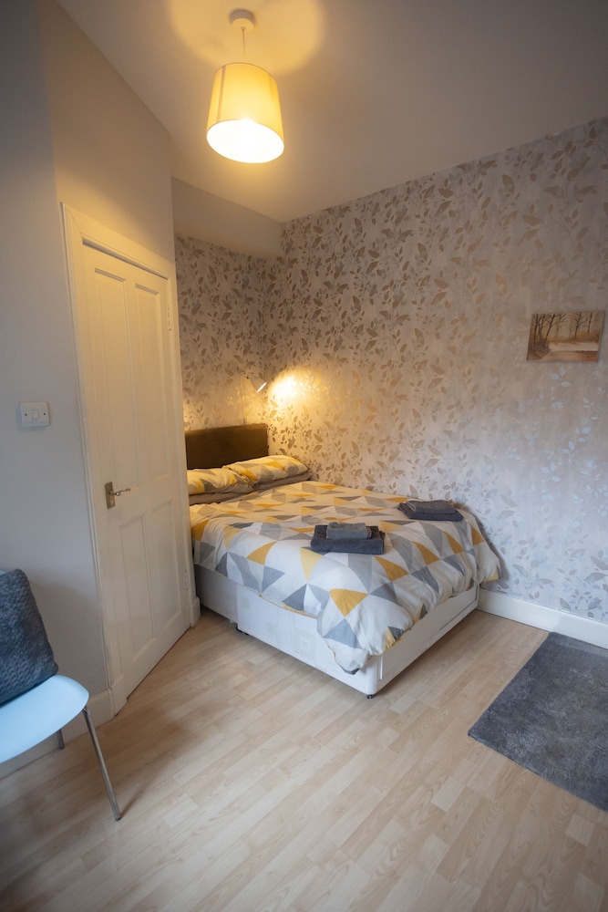 Sandgate 2-bed Apartment in Ayr Central Location view 4