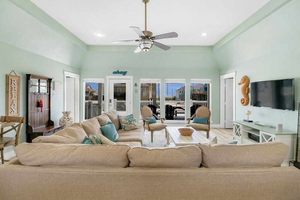 Always Sunny 3 Bedroom Home by RedAwning