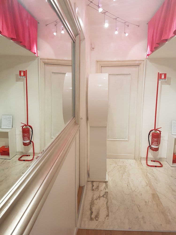 Chain Vatican Suites