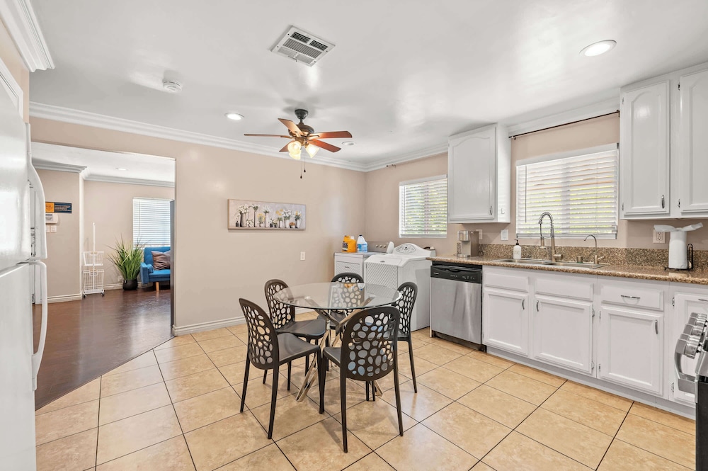 Modern Family Home w Full Amenities & Near ONT