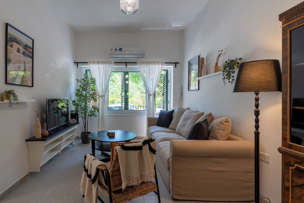 Arty Haven Spacious 3BR House in Larnaca