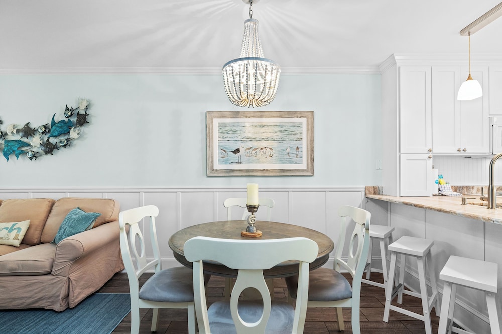 Searenity Awaits: 2-bd, 2-ba Coastal Escape! Perfect for 5! Pet Friendly!