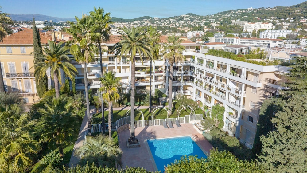 Le First in Cannes With 2 Bedrooms and 2 Bathrooms