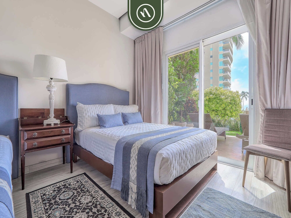 Luxury 4 BR Condo - Private Beachfront Deck With Pool