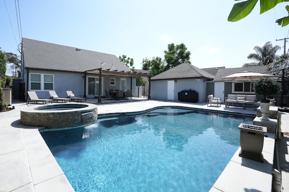 Designer decorated 6 bedroom 4 bath pool home