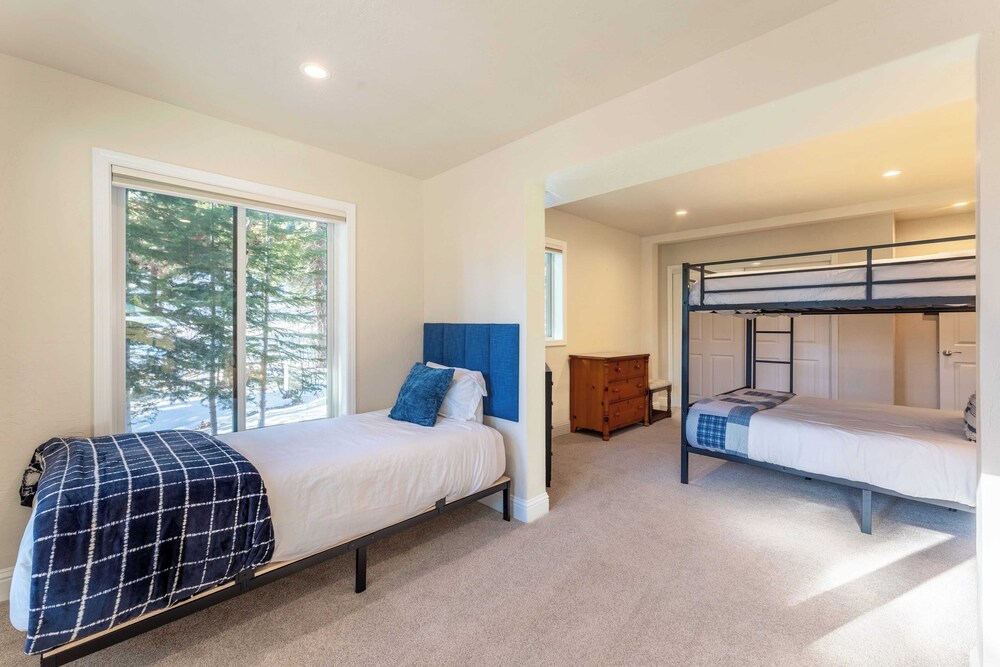 Views + Mins to Skiing, Lake, & Incline Village Incline Serenity by Avantstay