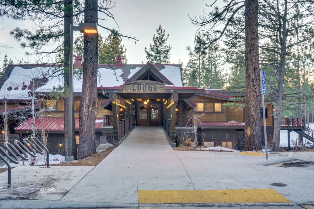 Near Downhill Ski Resort! Hot Tub Haven in Truckee
