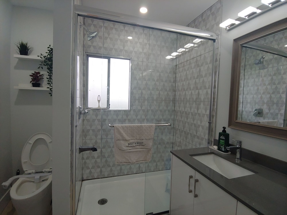 Surrey Vacations - Sarla Villa Surrey - Property Image 7