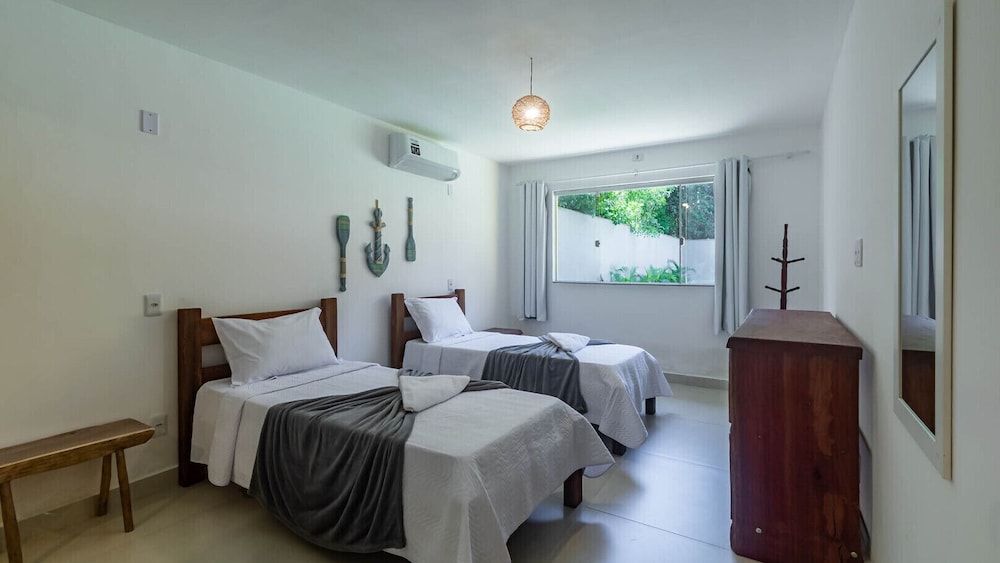 Casa Pet-friendly em Cond com Piscina e 5 Su tes