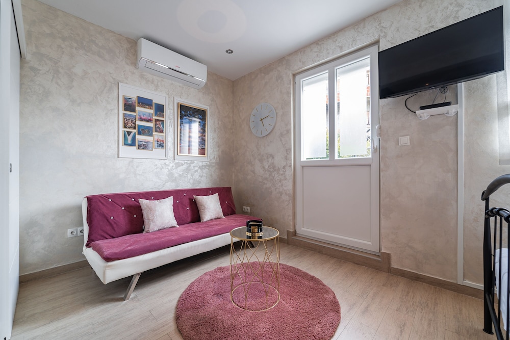 Studio Apartment with garden view 4