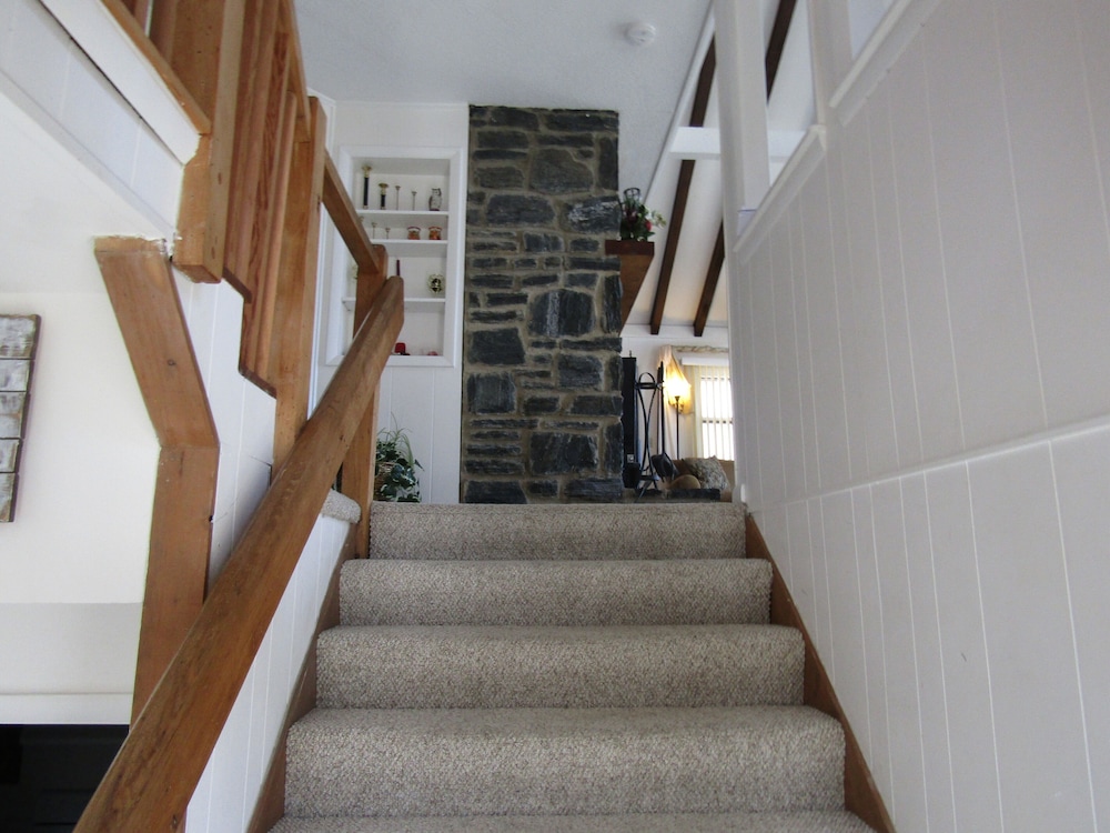 Sugar Mountain Drive 1866 6 Bedroom Home by RedAwning