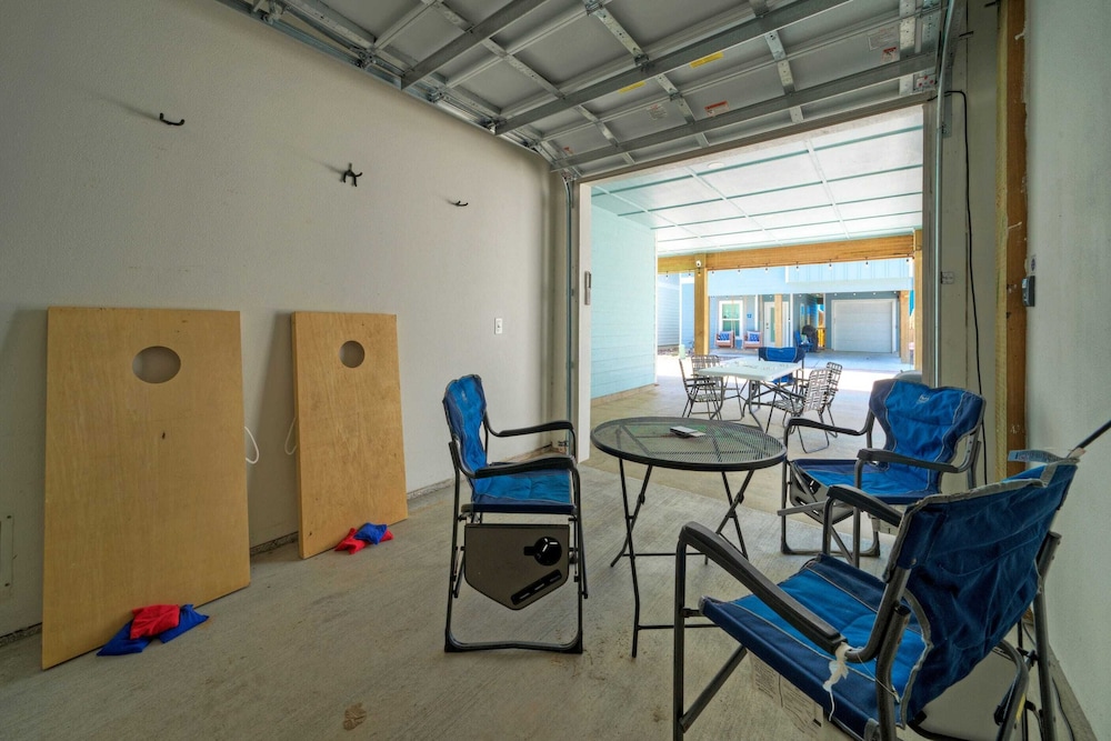 Luxury 4bdr Beach Retreat w/ Private Pool Walk to Dining + Shops Shore Thang