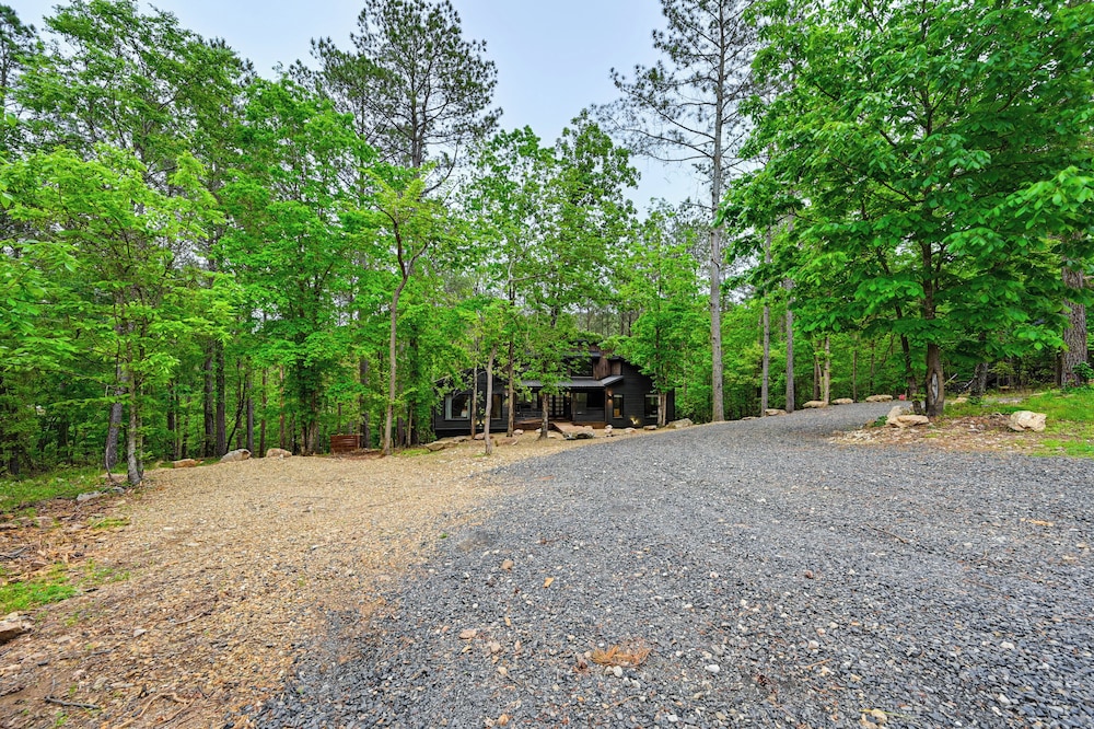 Luxe Broken Bow Vacation Rental: Hot Tub & Pets OK