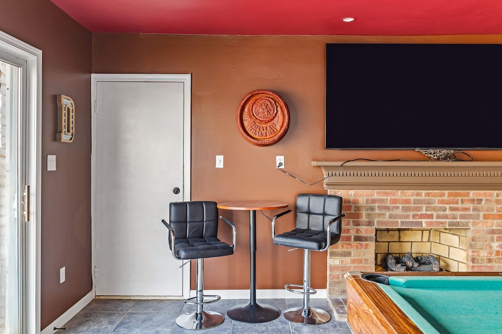Renovated River Home Hot Tub Sauna Game Room