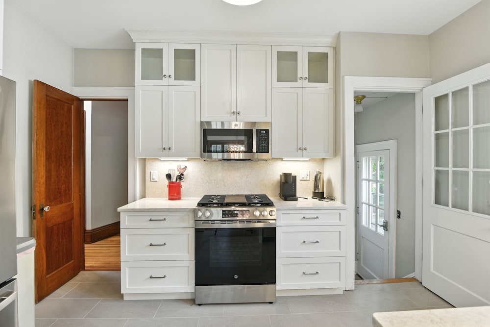 Charming Manville Heights Cottage Retreat 3 Bedroom Home