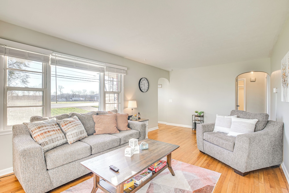 16 Mi to Buckeye Lake: Family-friendly Newark Home