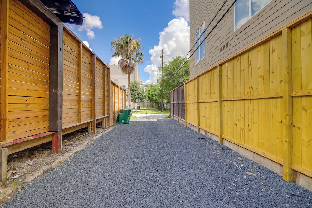 Pet-friendly Houston Apartment: Walk to Midtown! view 3