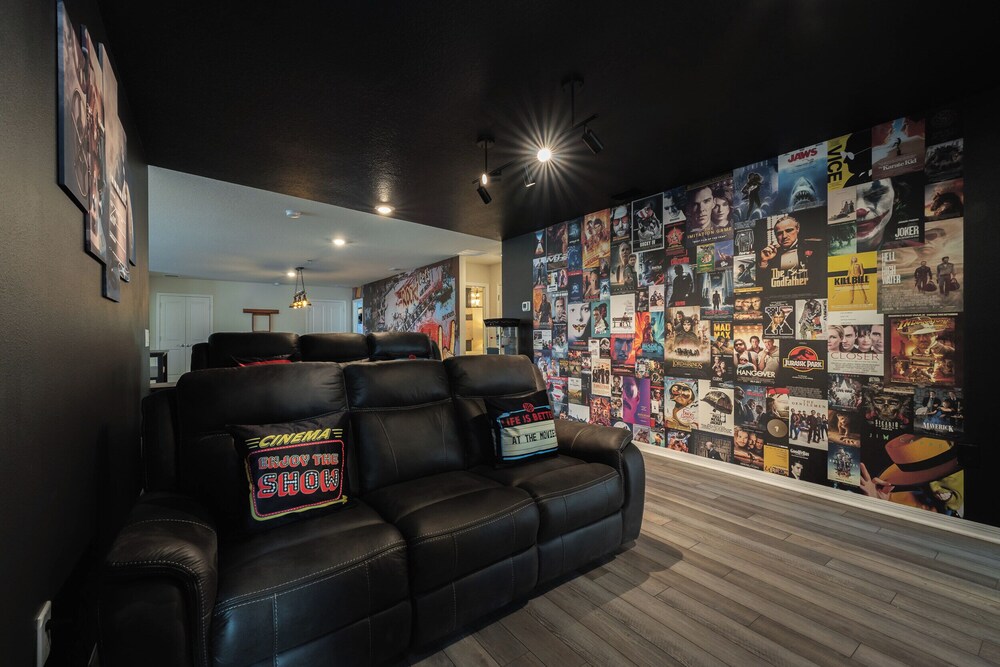 Spacious 9BR Villa Home Theater Pool