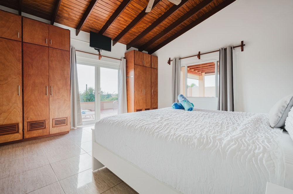 5 Bedroom Villa With Amazing View of Aruba Nature