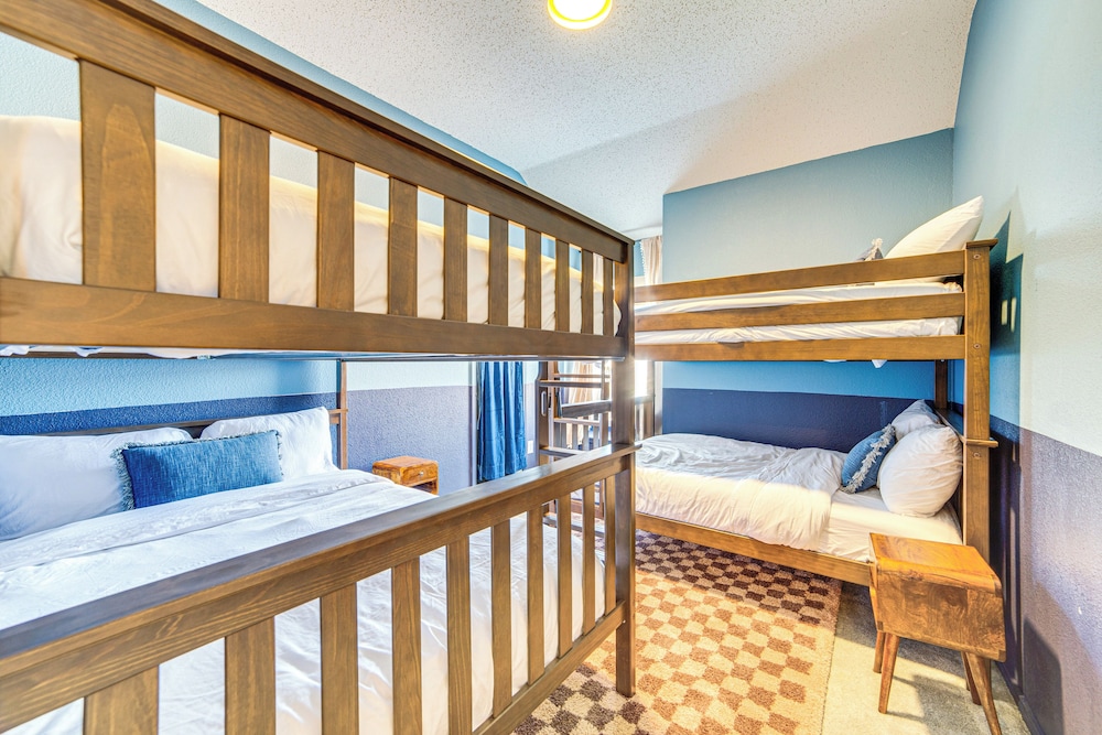 Game Room, Hot Tub & Pool! Grand Prairie Getaway