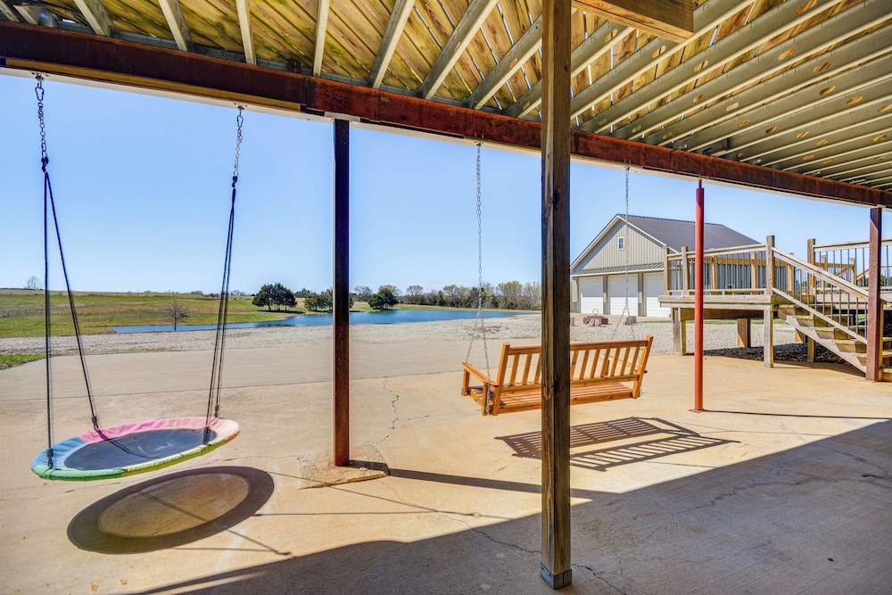 Pond Access & Fishing: 'cedar Lodge' in Versailles