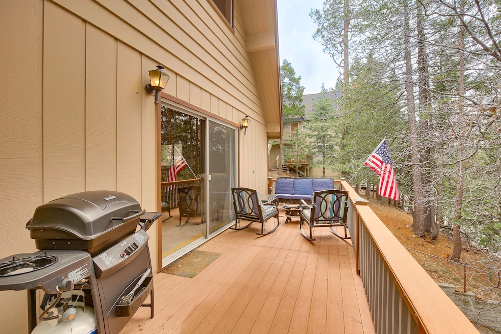 Woodsy Lake Arrowhead Cabin w/ Fire Pit Table