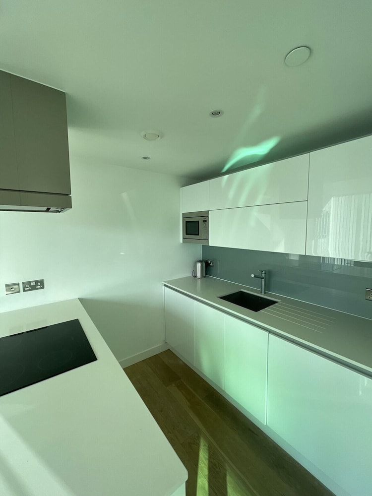 Exquisite 2BD Flat w/ Balcony, Shoreditch!