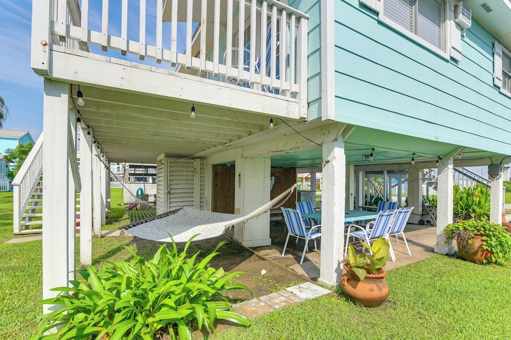 Walk to Beach: Galveston Family Getaway w/ Patio