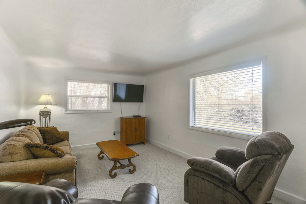 2 Mi to Snake River: Quaint Farmhouse w/ Patio!
