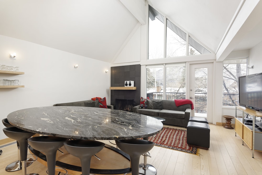 Fifth Avenue Condominiums by Frias