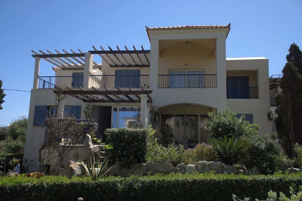 Villa Elias 1BR Upper Apt with Pool