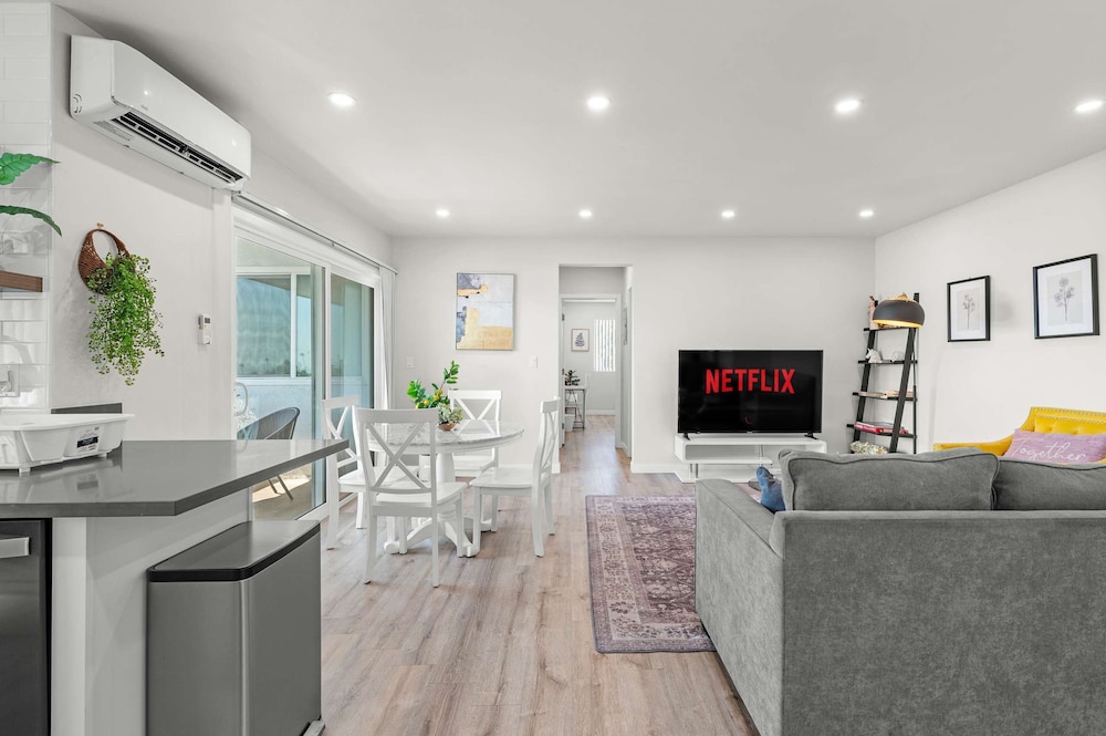 Stylish Home w Free Parking Near LA Hotspots 8