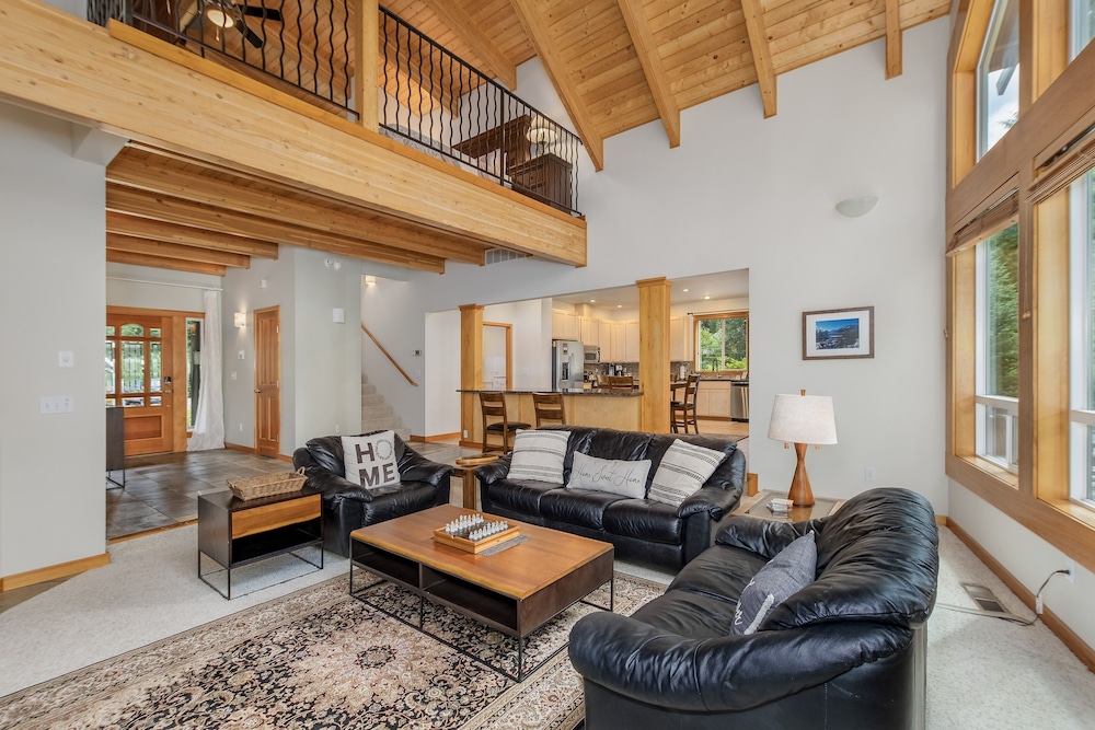 Slice Of Heaven 3 Bedroom Home by NW Comfy Cabins by RedAwning view 4