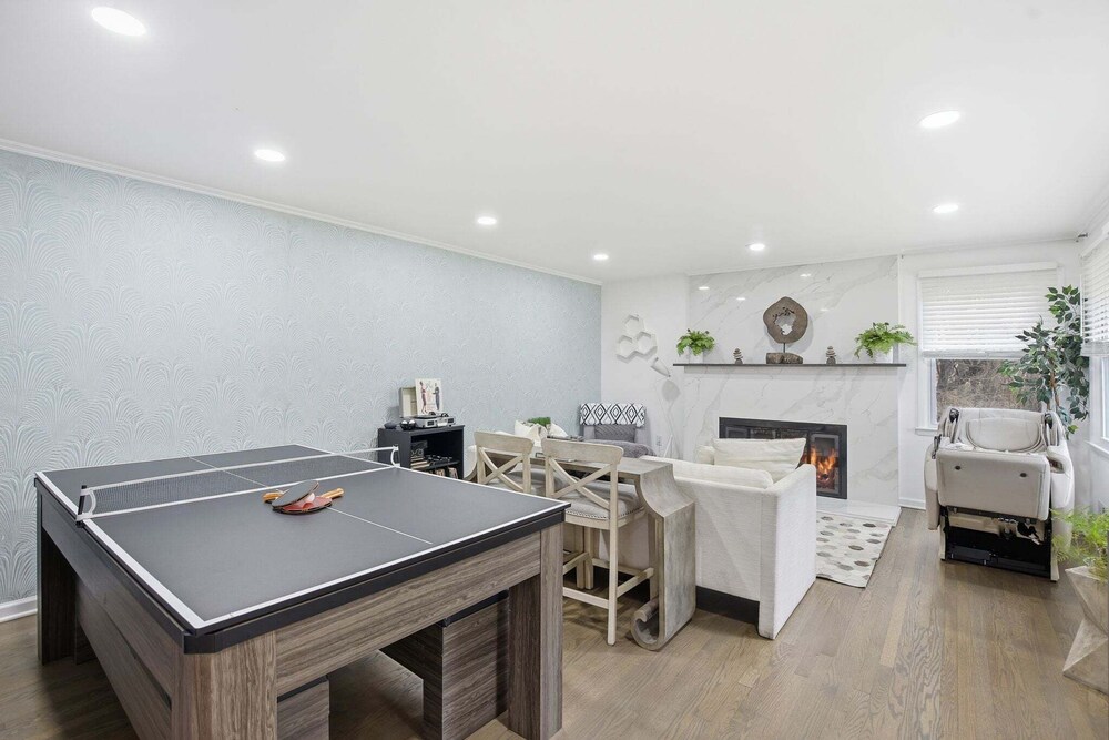 Stylish Hot Tub Retreat With Ping Pong 3 Bedroom Home