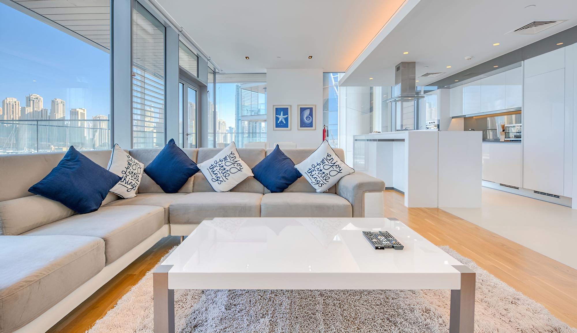 Beautiful Large 3 B/R Apt in BlueWaters Island