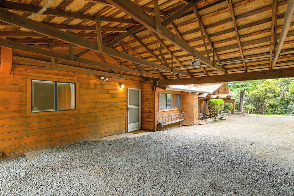 5 Mi to Lake Oroville: Huge Riverfront Home!