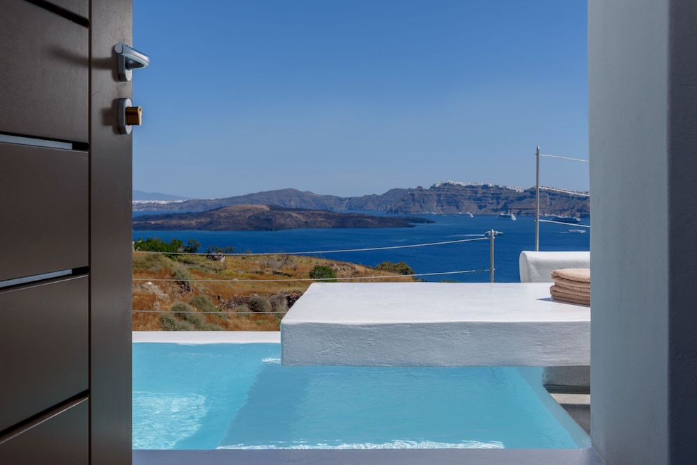Earino Suites & Villas