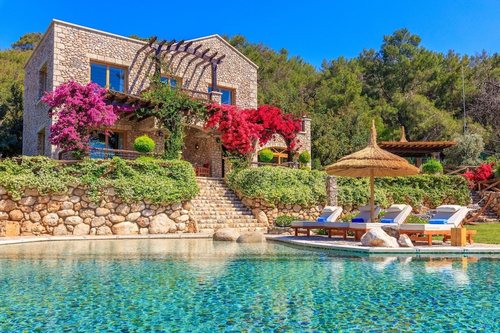 Private Island-Style Ultra Luxury Villa Estate