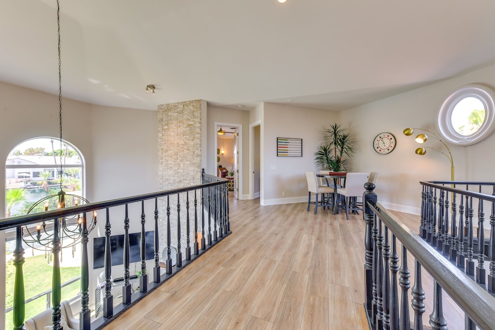 Waterfront Luxury Gilbert Retreat w/ Pool  Spa! - Property Image 30