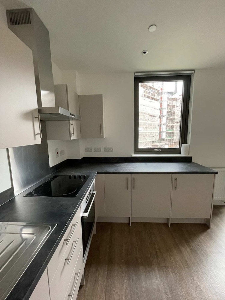 Sleek & Stylish 1BD Flat With Balcony - Old Street